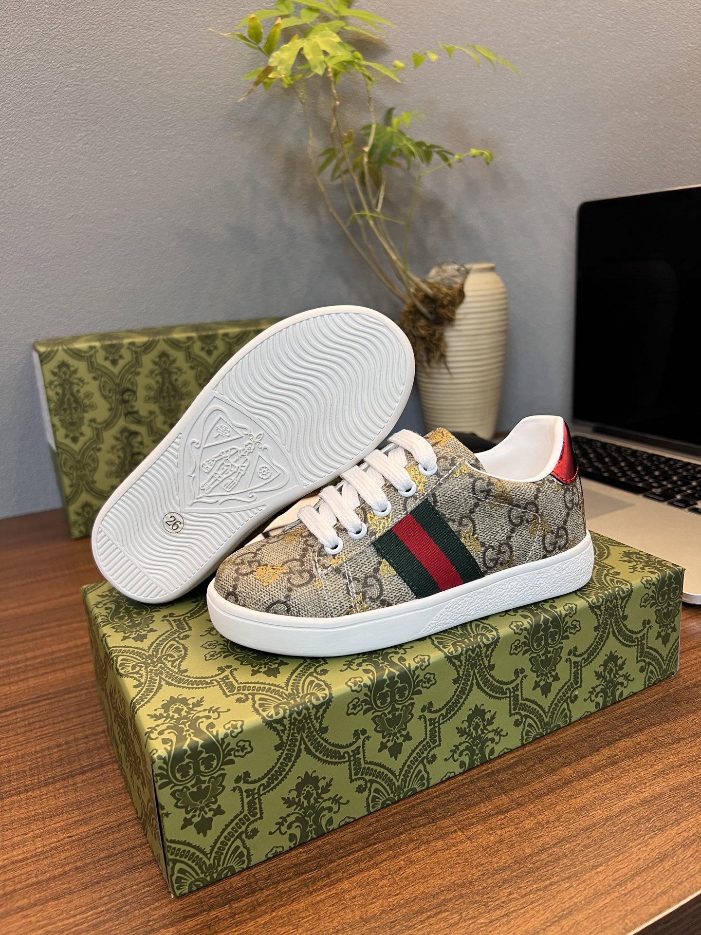 Children's shoes child